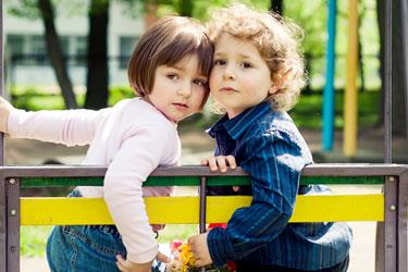To små børn på legeplads